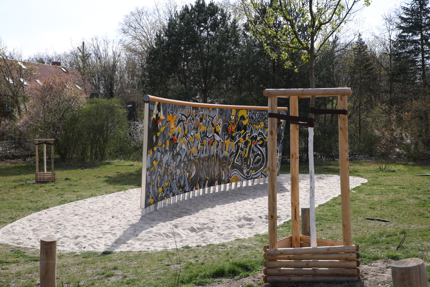 Boulderwand mit künstlerischem Graffiti der AG Graffiti und JAZ