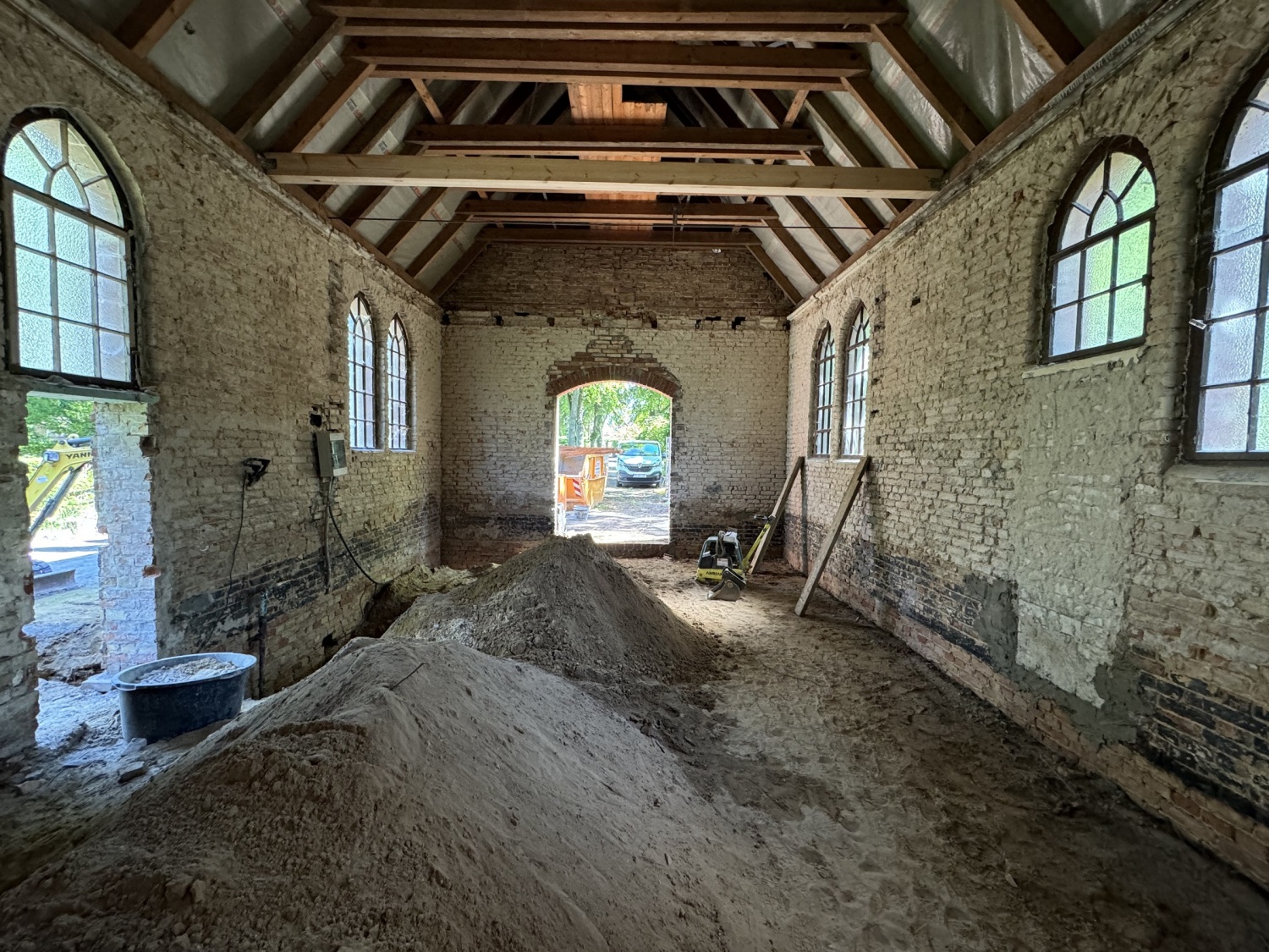 Momentaufnahme der Sanierung in einer Weitwinkelansicht des Innenraums der Kleinen Kapelle