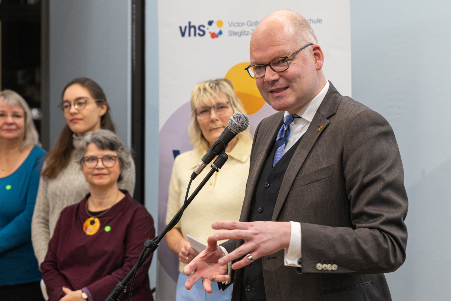 Bezirksstadtrat Tim Richter spricht sein Grußwort.