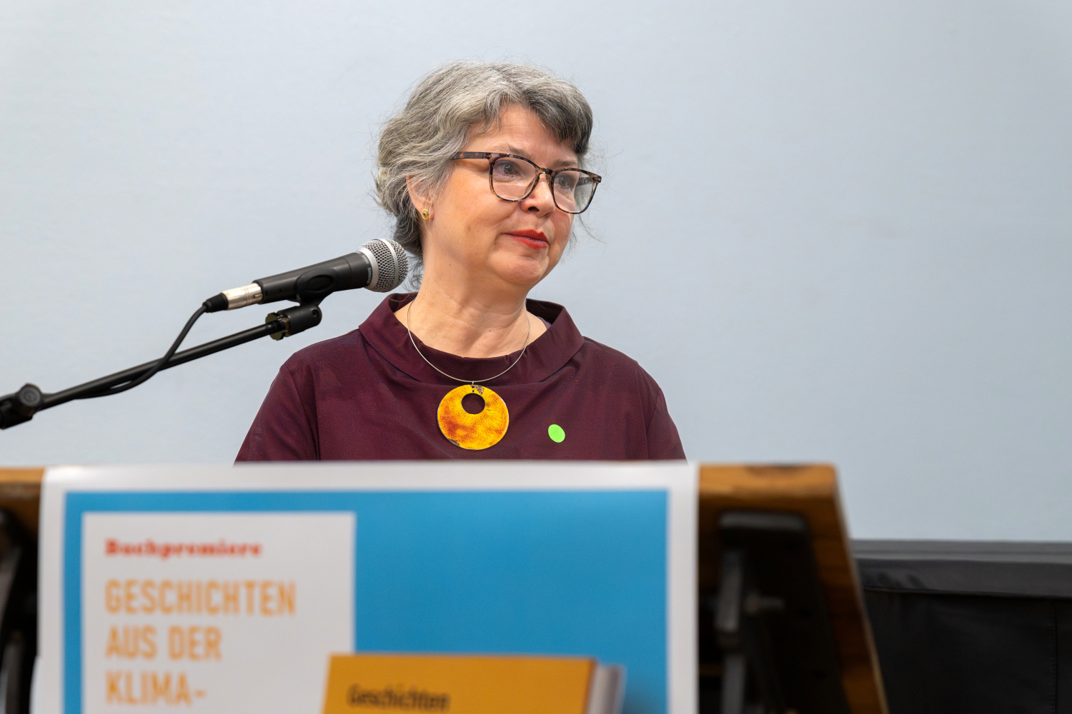 Antonia Rötger, Herausgeberin der "Geschichten aus der Klimazukunft" und Kursleiterin der Kreativen Schreibwerkstatt, begrüßt die Anwesenden.