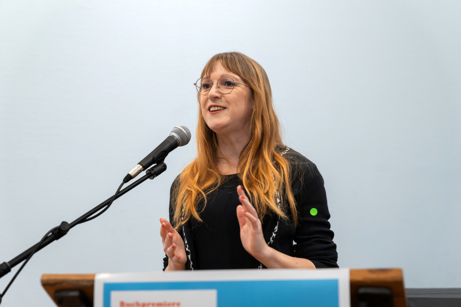 Dr. Isabella Hermann, Politikwissenschaftlerin und Expertin für Science-Fiction und Zukunftsnarrative, hält einen Vortrag zum Thema 'Die Anti-Dystopie als Widerstand gegen negative Zukünfte'.