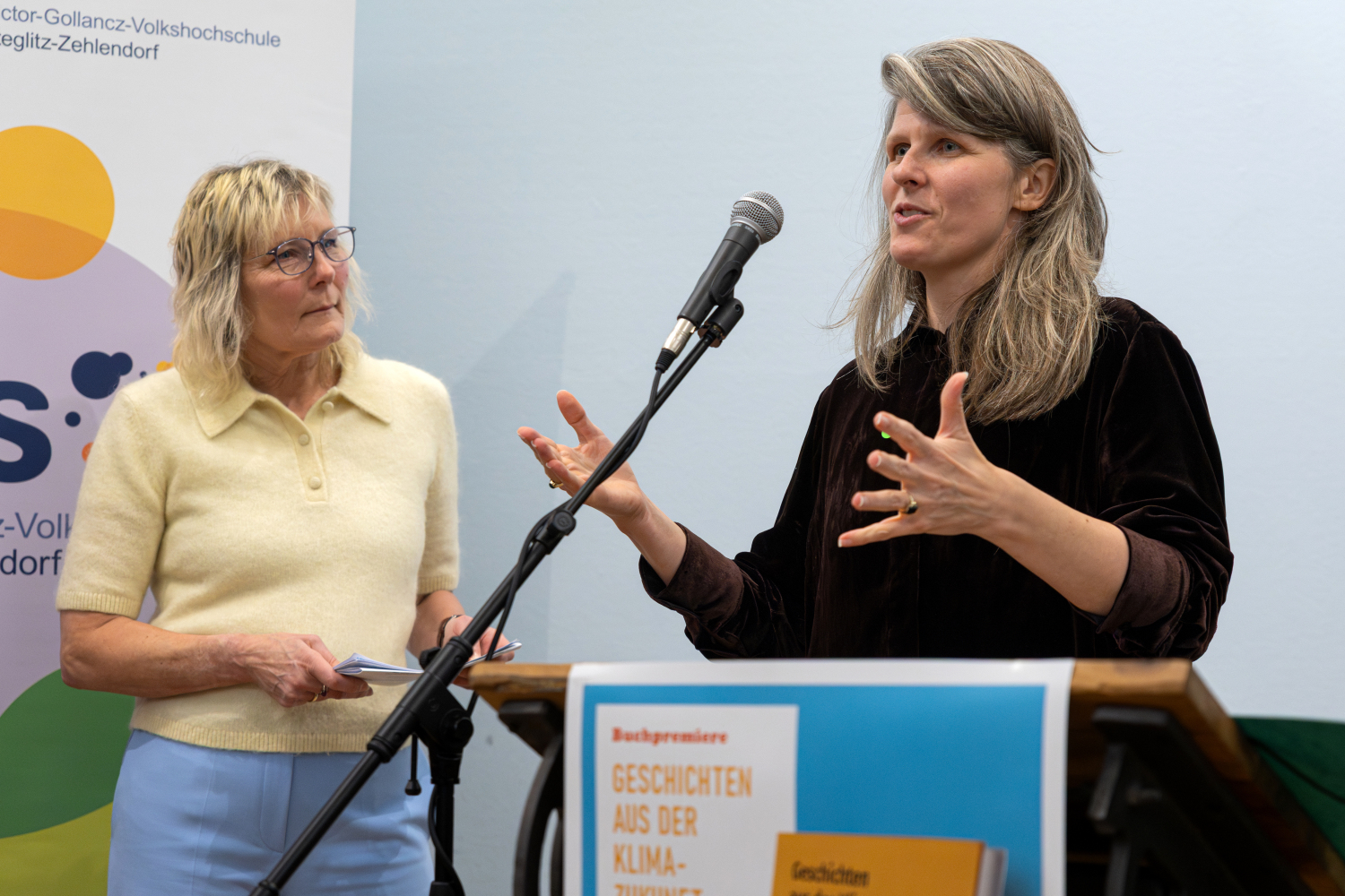 Programmbereichsleiterin Anneke Krueger stellt das Projekt vor.