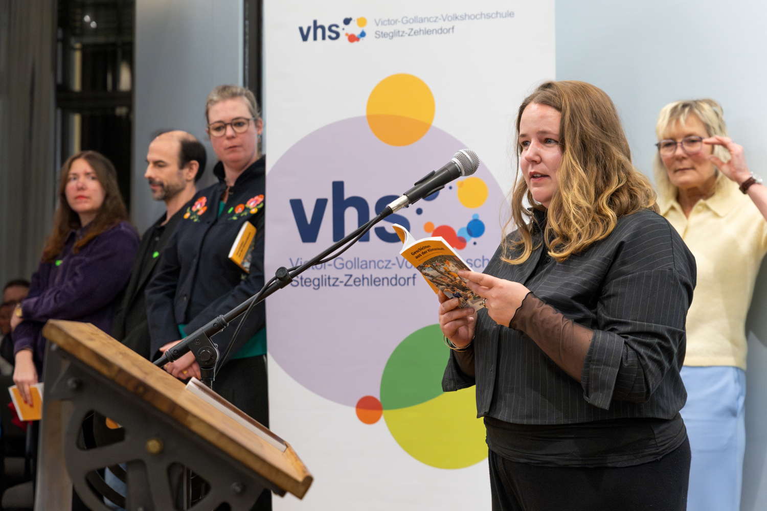 Teilnehmerin der Kreativen Schreibwerkstatt und Autorin einer der "Geschichten aus der Klimazukunft" liest ihren Text.