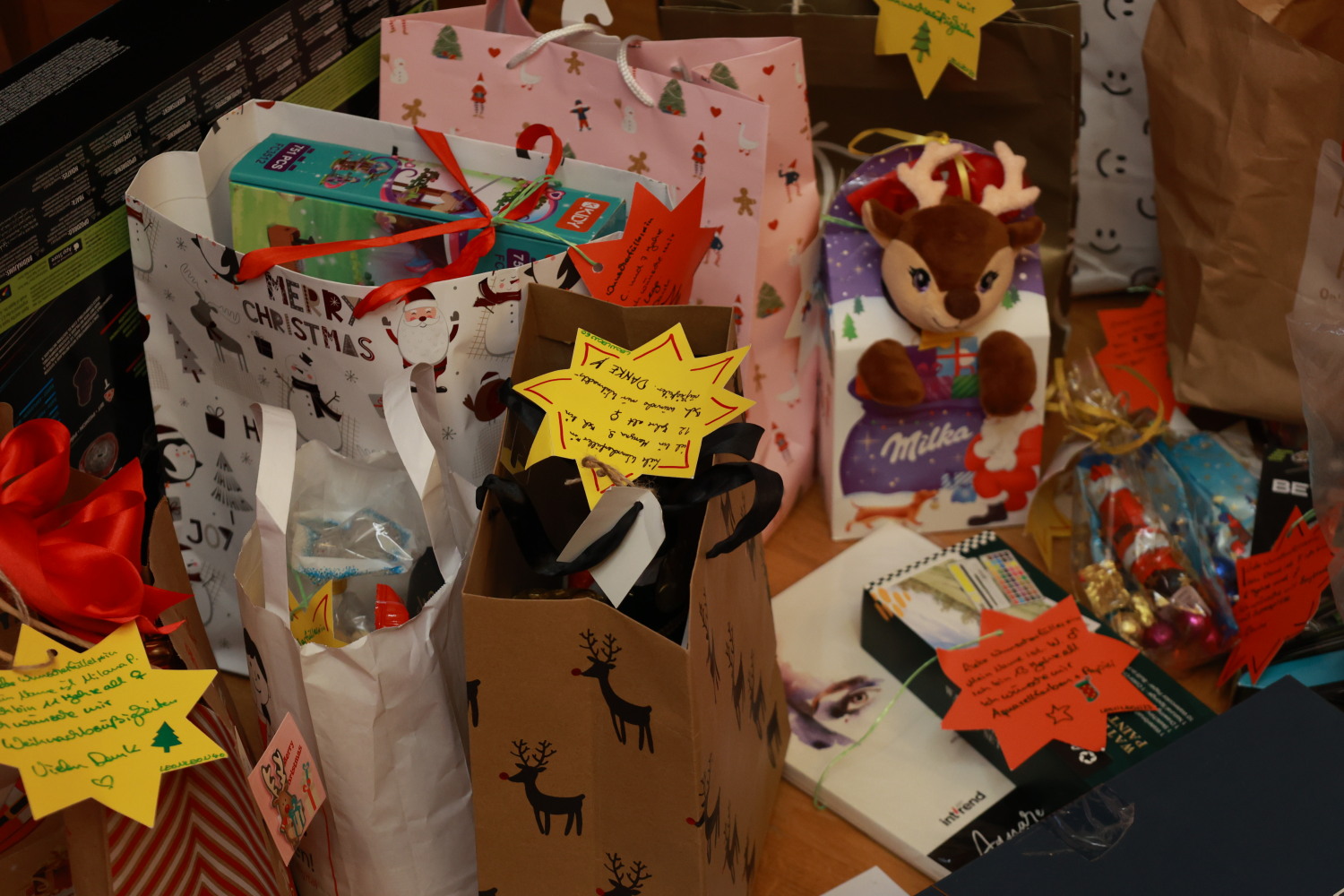 Kleiner Haufen noch unverpackter Geschenke.