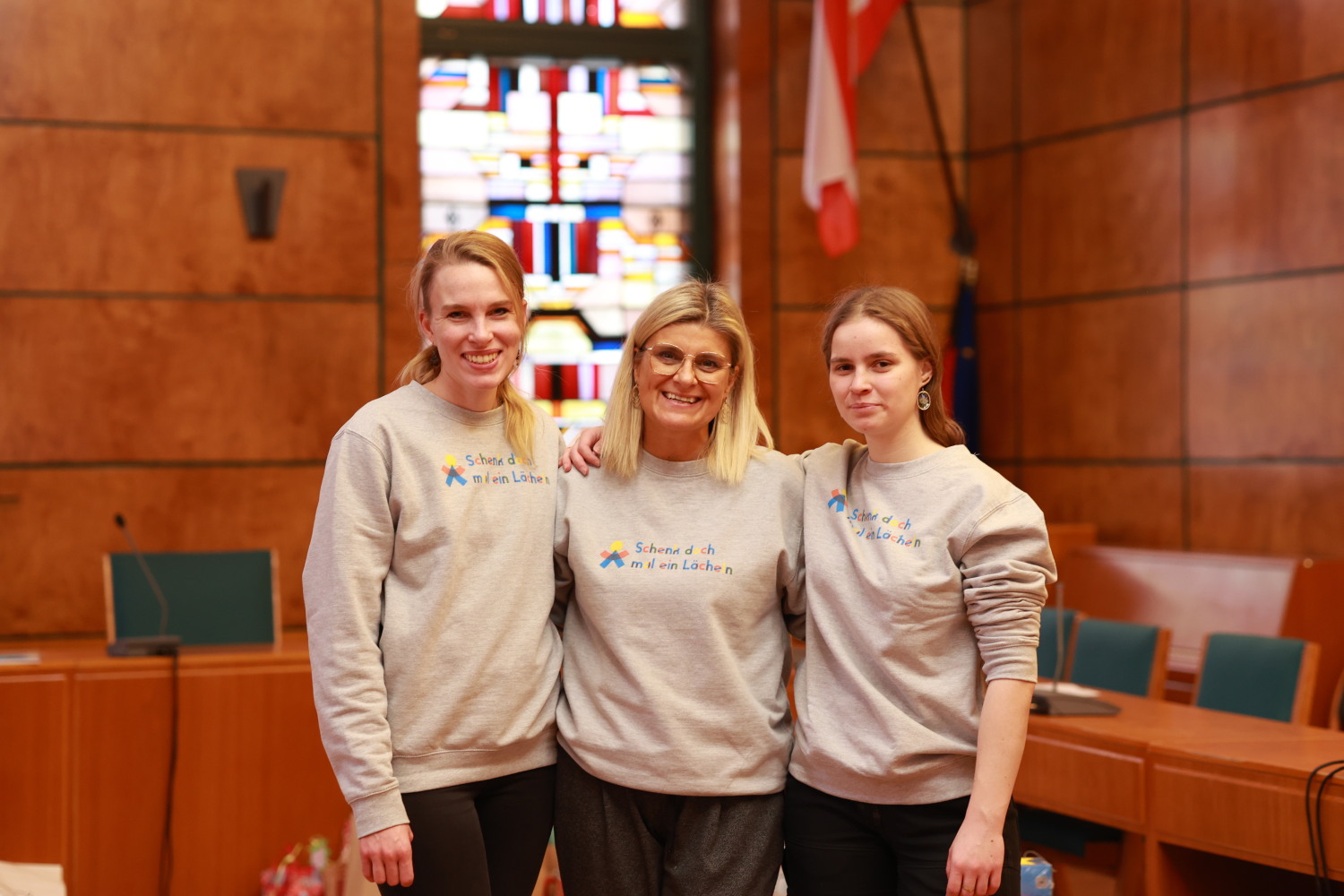 Gruppenfoto dreier lachender Frauen des Vereins "Schenk doch mal ein Lächeln e.V.".