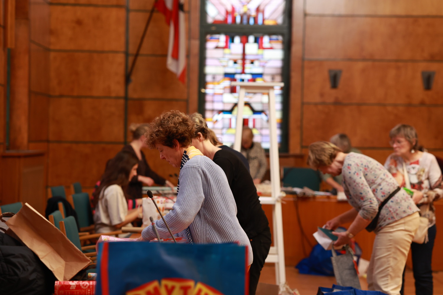 Viele Helferinnen und Helfer beim Verpacken der Geschenke.