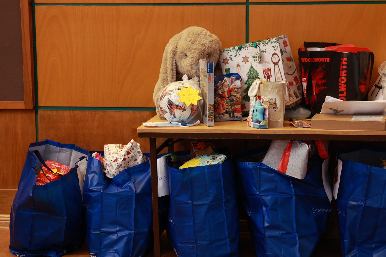 Taschen voller Geschenke.