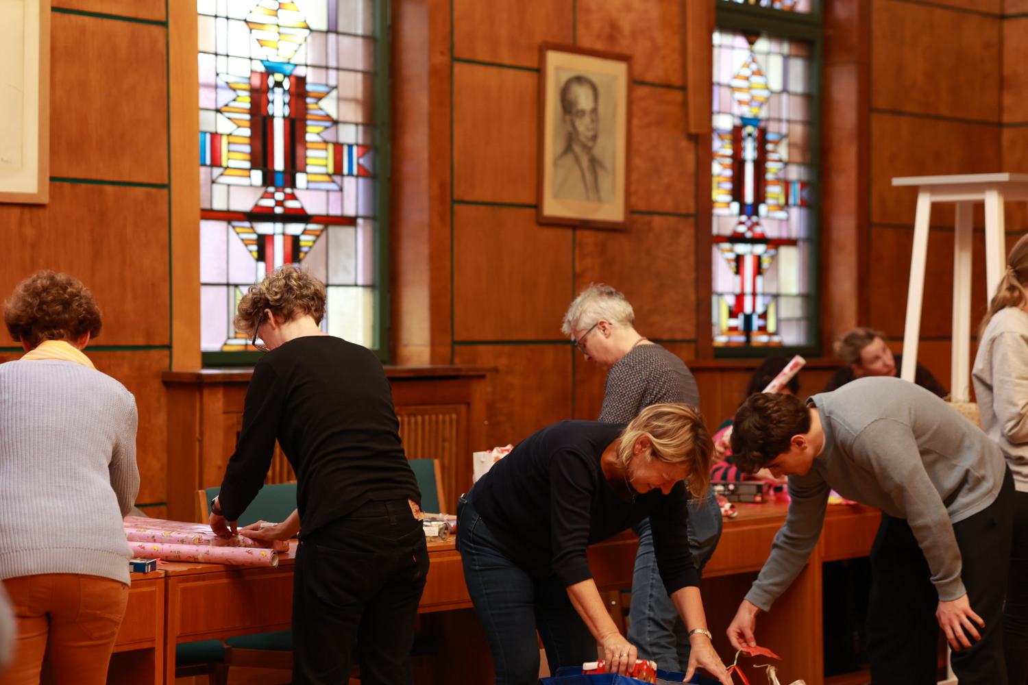 Viele engagierte Menschen halfen die hohe Zahl an Geschenken einzupacken.