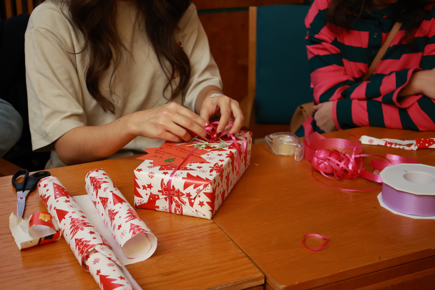Eine junge Frau beim Einpacken eines Geschenks.