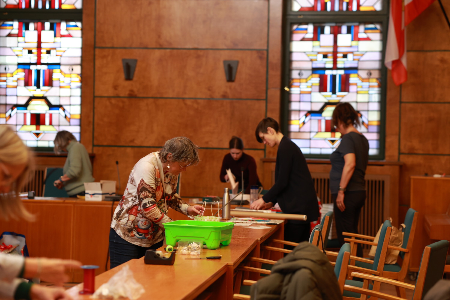 Die Tische des Alten BVV-Saals wurden zur Verpackstation und viele Helferinnen kümmerten sich um die Geschenke.