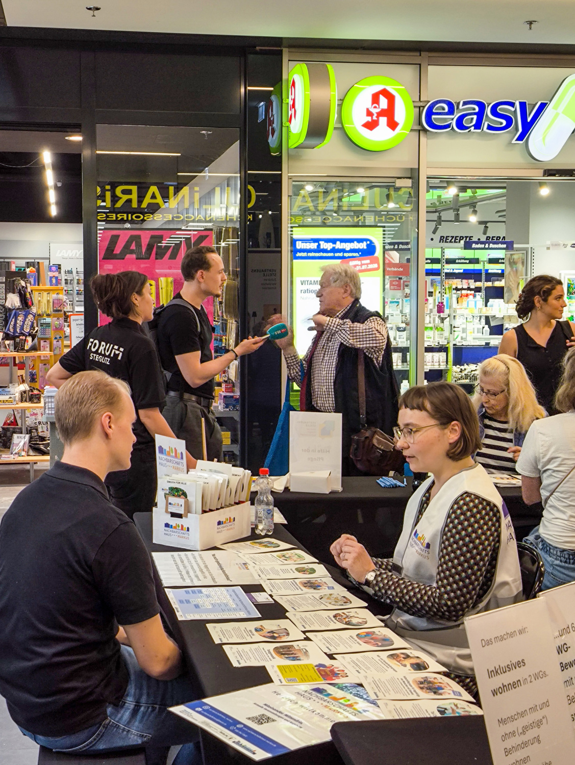 Besucherinnen und Besucher informieren sich über die vielfältigen Möglichkeiten des Ehrenamts