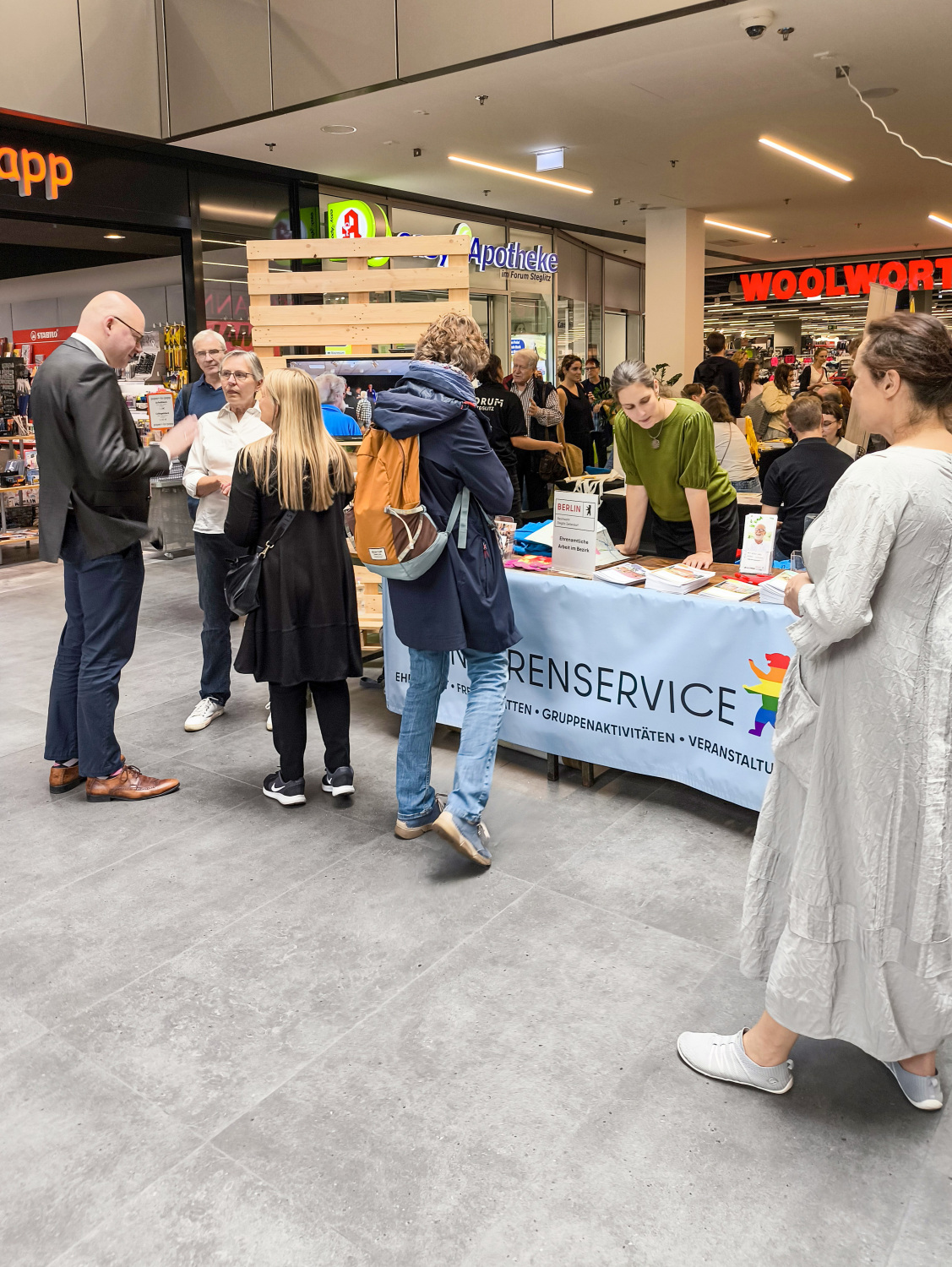 Bezirksstadtrat Tim Richter im Austausch mit den Besucherinnen und Besucher