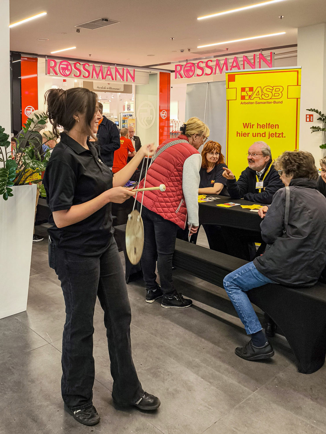 Alle fünf Minuten ertönte ein Gong und die Besucherinnen und Besucher wechselten zum nächsten Tisch