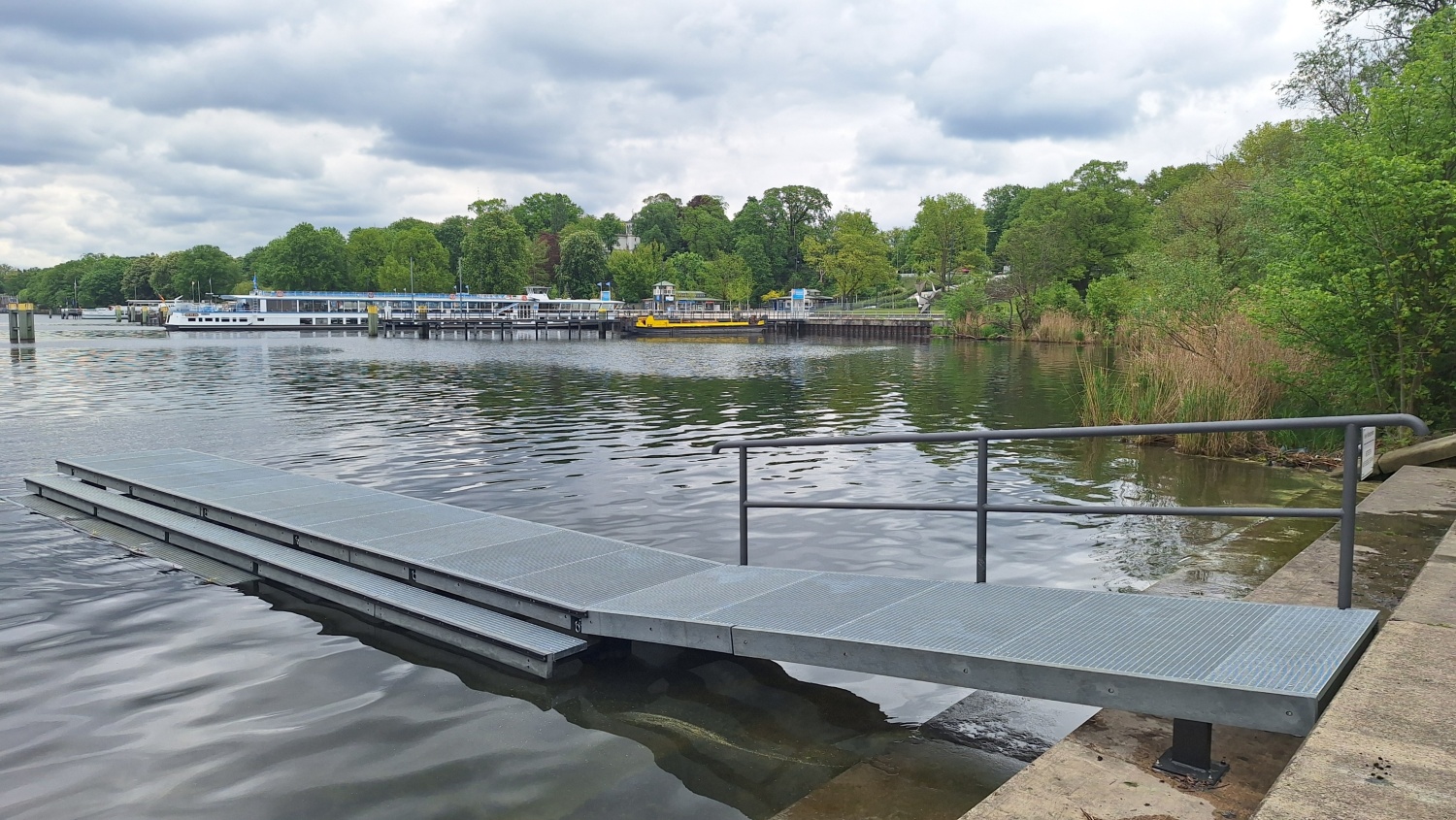 Neuer Uferpark an der Ronnebypromenade am Wannsee in Steglitz-Zehlendorf