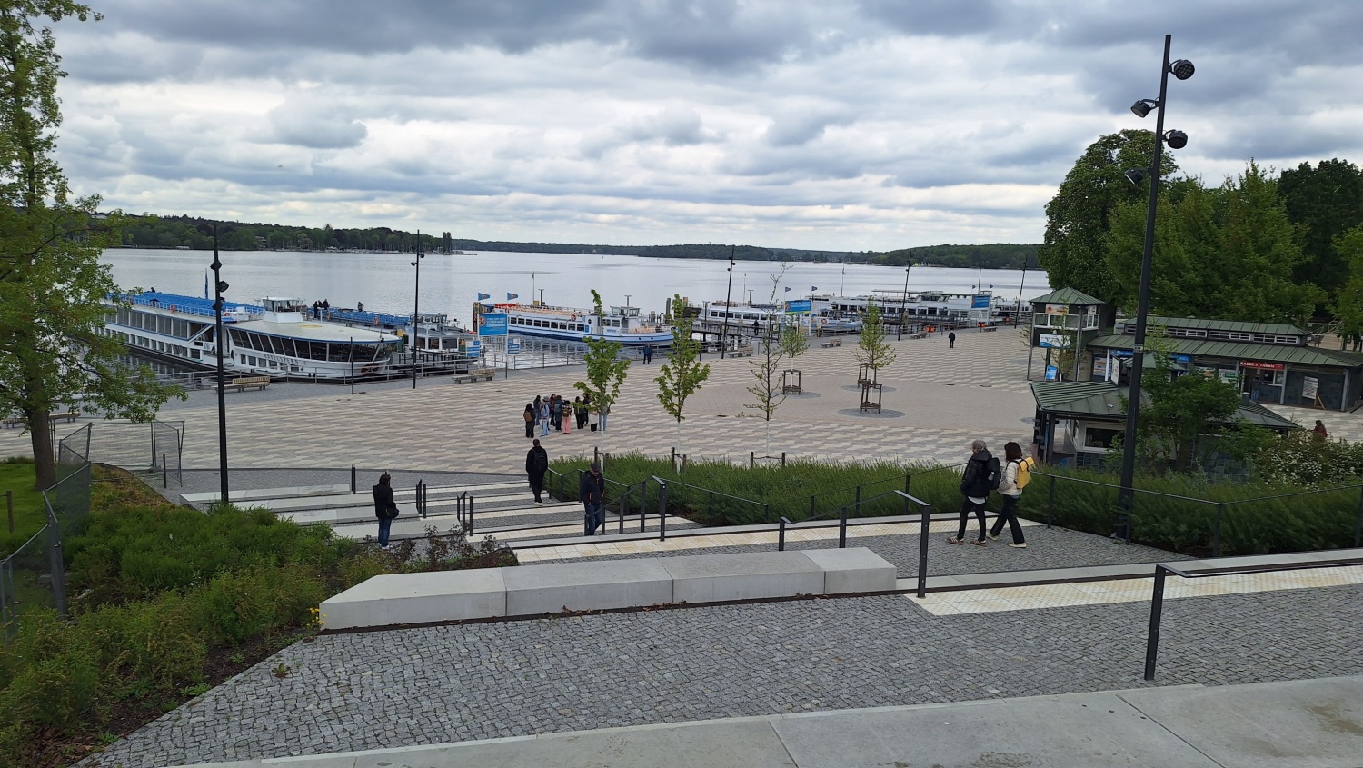 Neuer Uferpark an der Ronnebypromenade am Wannsee in Steglitz-Zehlendorf