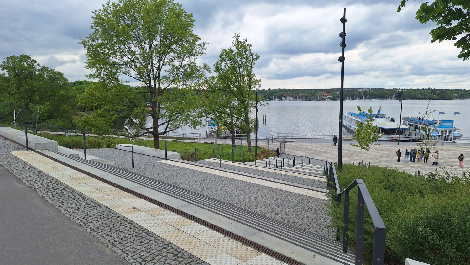 Neuer Uferpark an der Ronnebypromenade am Wannsee in Steglitz-Zehlendorf