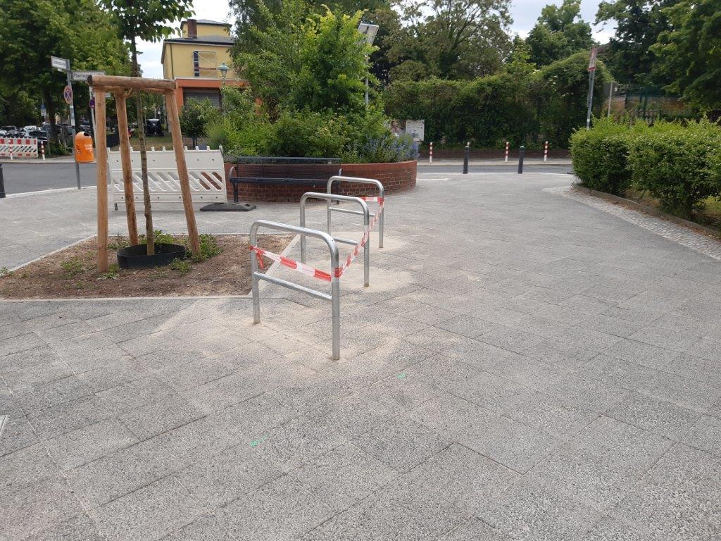Baumpflanzung sowie Gestaltung mit Sitzbank und Radbügeln auf dem Platz Plantagenstraße / Südendstraße