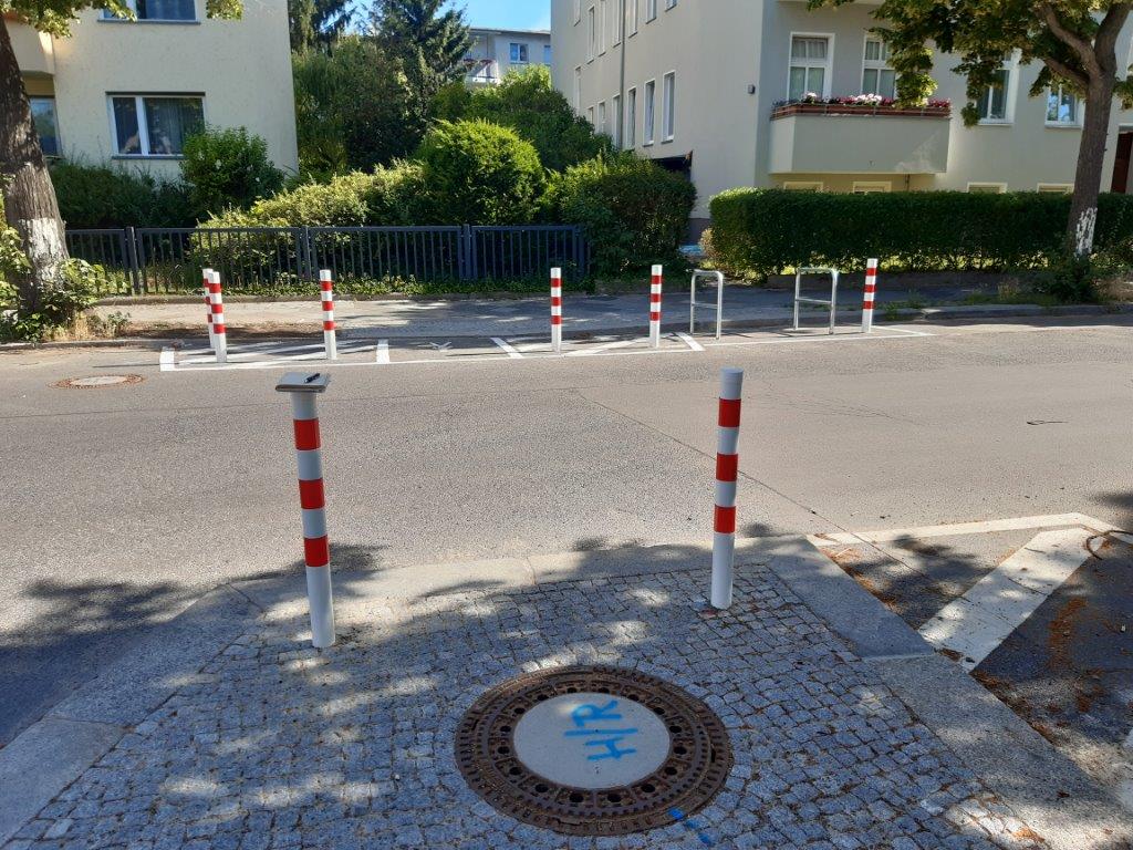 Ergänzung der Gehwegvorstreckung mit Pollern und Radbügeln zum Queren der Südendstraße