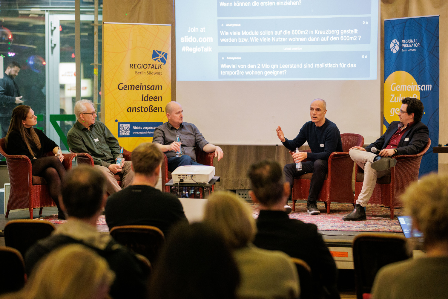 33. RegioTalk: (v.l.n.r.): Käthe Fleischer (Strategin für urbane Retail-Innovationen, NovaQ), Notker Schweikhardt (visit.berlin), Matthias Eisentraut (Lidl Dienstleistung GmbH & Co. KG), Alexander Wolf (Stiftung AusserGewöhnlich Berlin), Juri Effenberg (Regionalinkubator Berlin Südwest)