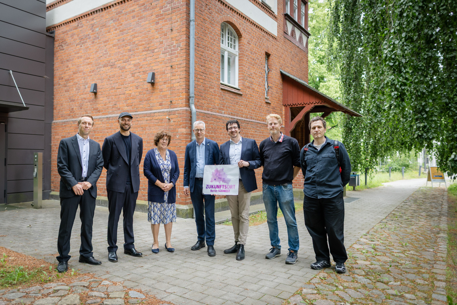 Dr. Julian Kahl (WISTA Management GmbH), Dr. Christian Rauch (Berlin Science Week), Maren Schellenberg (Bezirksbürgermeisterin Steglitz-Zehlendorf), Prof. Dr. Günter Ziegler (Präsident der Freien Universität Berlin), Juri Effenberg (Regionalinkubator Berlin Südwest), Steffen Terberl (Zukunftsorte Berlin), Kristof Laser (Senatsverwaltung für Wirtschaft, Energie und Betriebe)