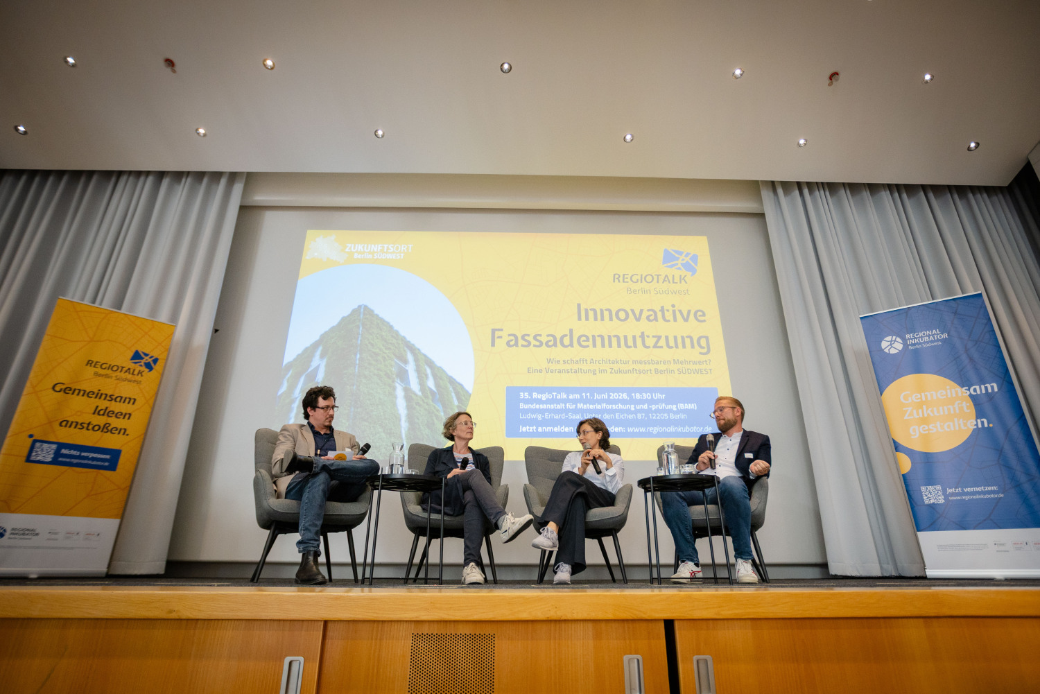 (v.l.n.r.): Juri Effenberg (Regionalinkubator Berlin Südwest), Dr. Julia von Werder (Bundesanstalt für Materialforschung und -prüfung (BAM), Prof. Dr. Anna Gorbushina (Bundesanstalt für Materialforschung und -prüfung (BAM) und Christopher Kern (Dieringer Blechbearbeitung OHG)