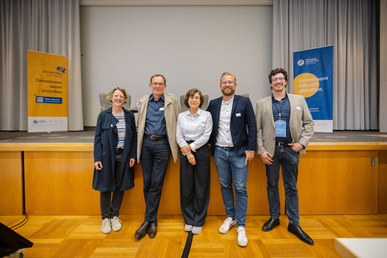 (v.l.n.r.): Dr. Julia von Werder, Dr. Andreas Rogge, Prof. Dr. Anna Gorbushina (alle drei von der Bundesanstalt für Materialforschung und -prüfung (BAM), Christopher Kern (Dieringer Blechbearbeitung OHG) und Juri Effenberg (Regionalinkubator Berlin Südwest)