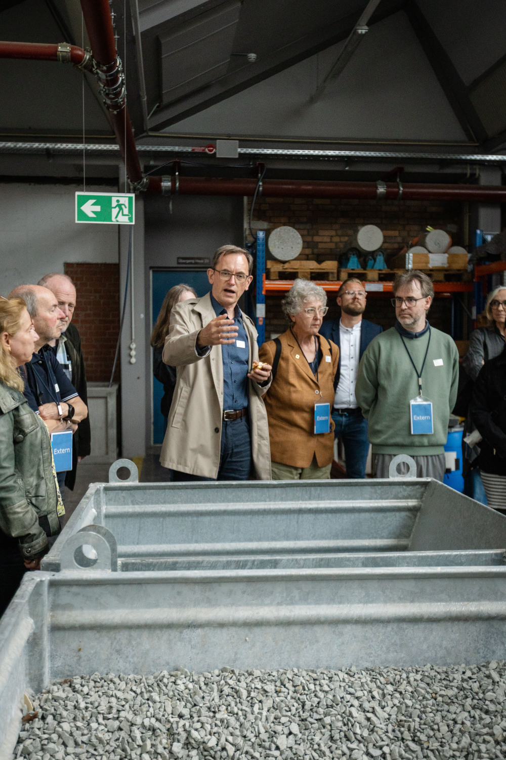 Dr. Andreas Rogge (vorne mittig) gibt den Gästen des RegioTalks eine Führung durch eine der Werkhallen der Bundesanstalt für Materialforschung und -prüfung (BAM), in der Baustoffe getestet und geprüft werden