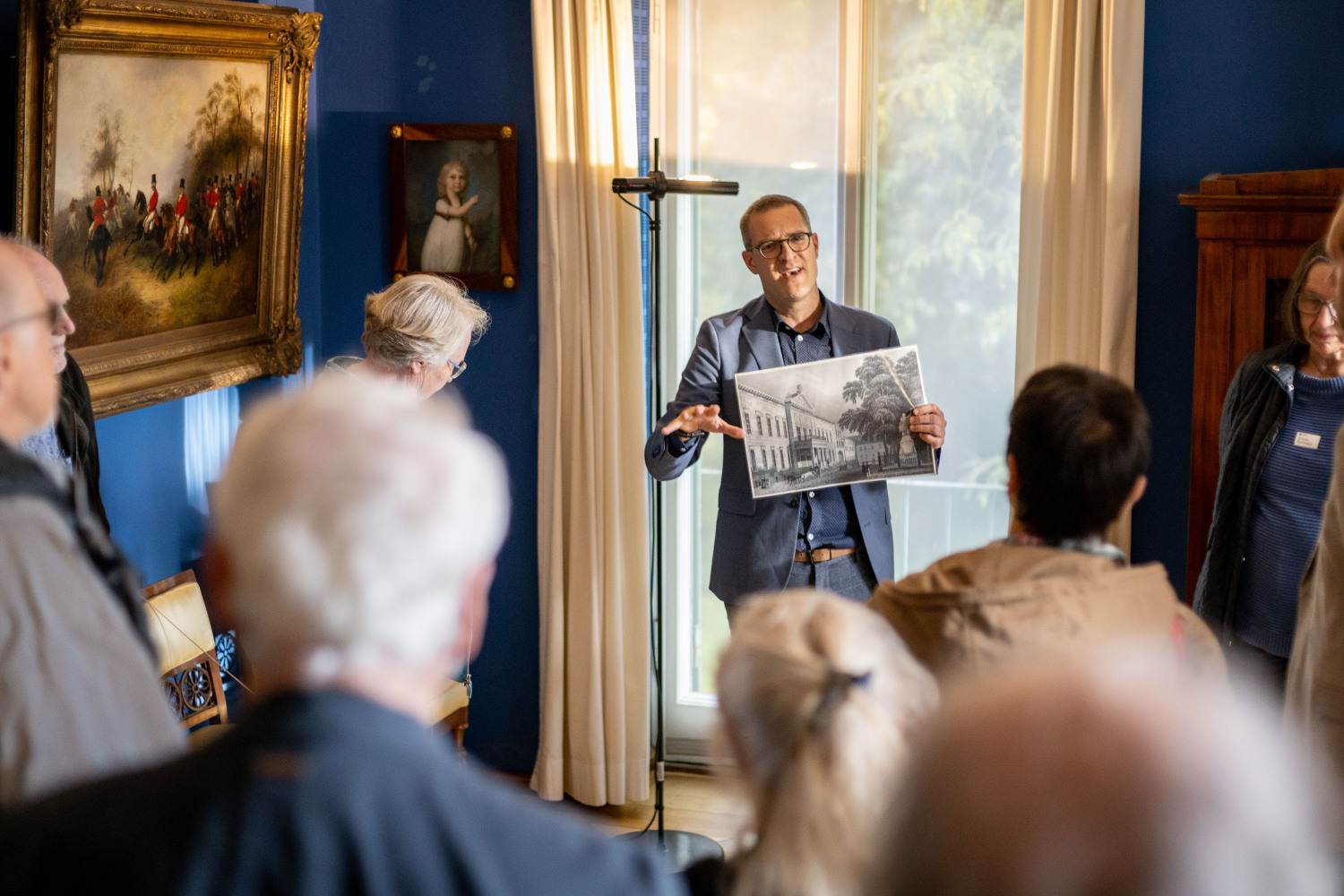 Andreas Woche, Bereichsleiter Schloss Glienicke und Pfaueninsel bei der Stiftung Preußische Schlösser und Gärten Berlin-Brandenburg, führt die Gäste durch das Schloss Glienicke