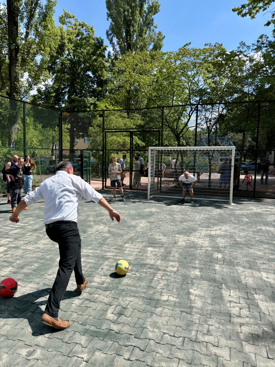 Bezirksstadtrat Urban Aykal und Gäste bei der Eröffnung des Spiel- und Bolzplatzes Bernkastler Platz