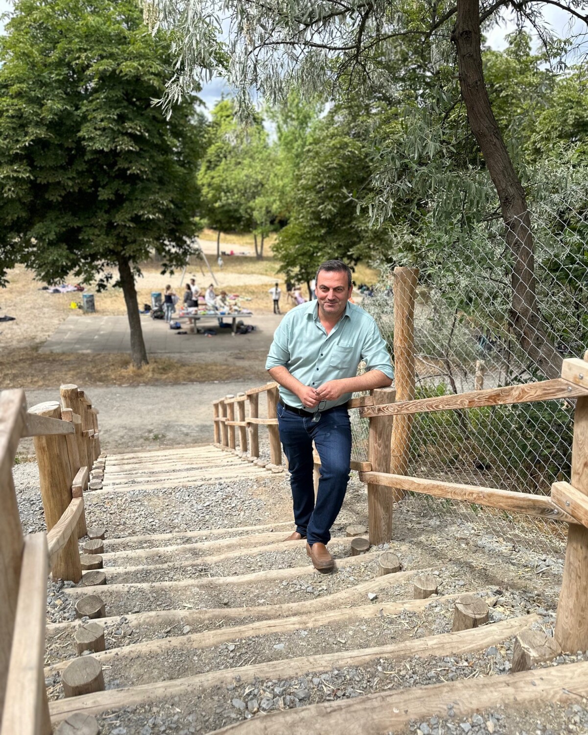 Bezirksstadtrat Herr Urban Aykal auf der neuen Stufenanlage