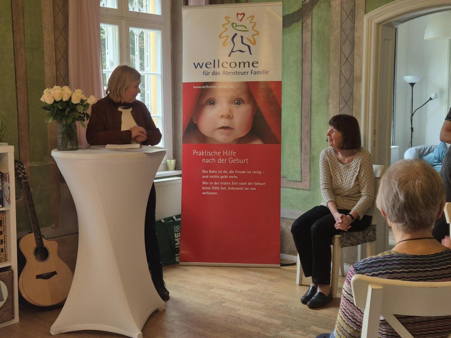 Carolina Böhm (Bezirksstadträtin für Jugend und Gesundheit) hält eine Rede über das Projekt "welcome"