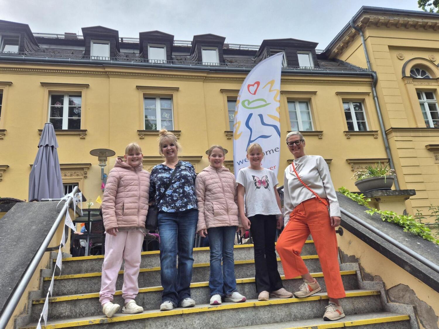 Die Drillingsmädchen mit ihrer Mutter (Zweite von links) und Katrin Reiner (rechts)
