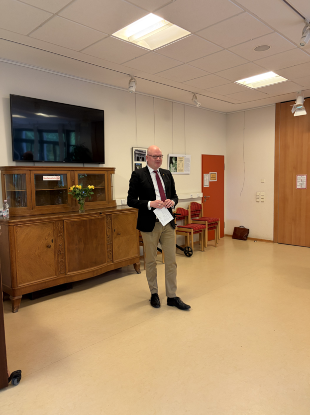 Bezirksstadtrat Tim Richter begrüßt die Bürgerinnen und Bürger im Hans-Söhnker-Haus