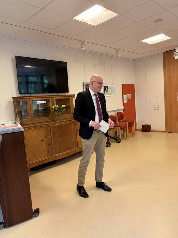 Bezirksstadtrat Tim Richter hält eine Rede