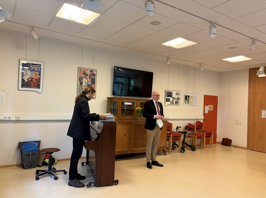 Bezirksstadtrat Tim Richter und Pianist Falk Kulawik
