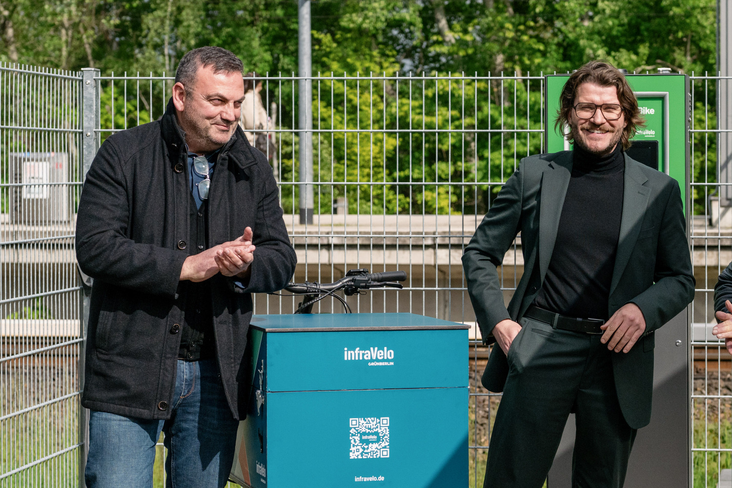 Bezirksstadtrat Urban Aykal und Michael Fugel, Geschäftsführer von infraVelo, bei der Eröffnung
