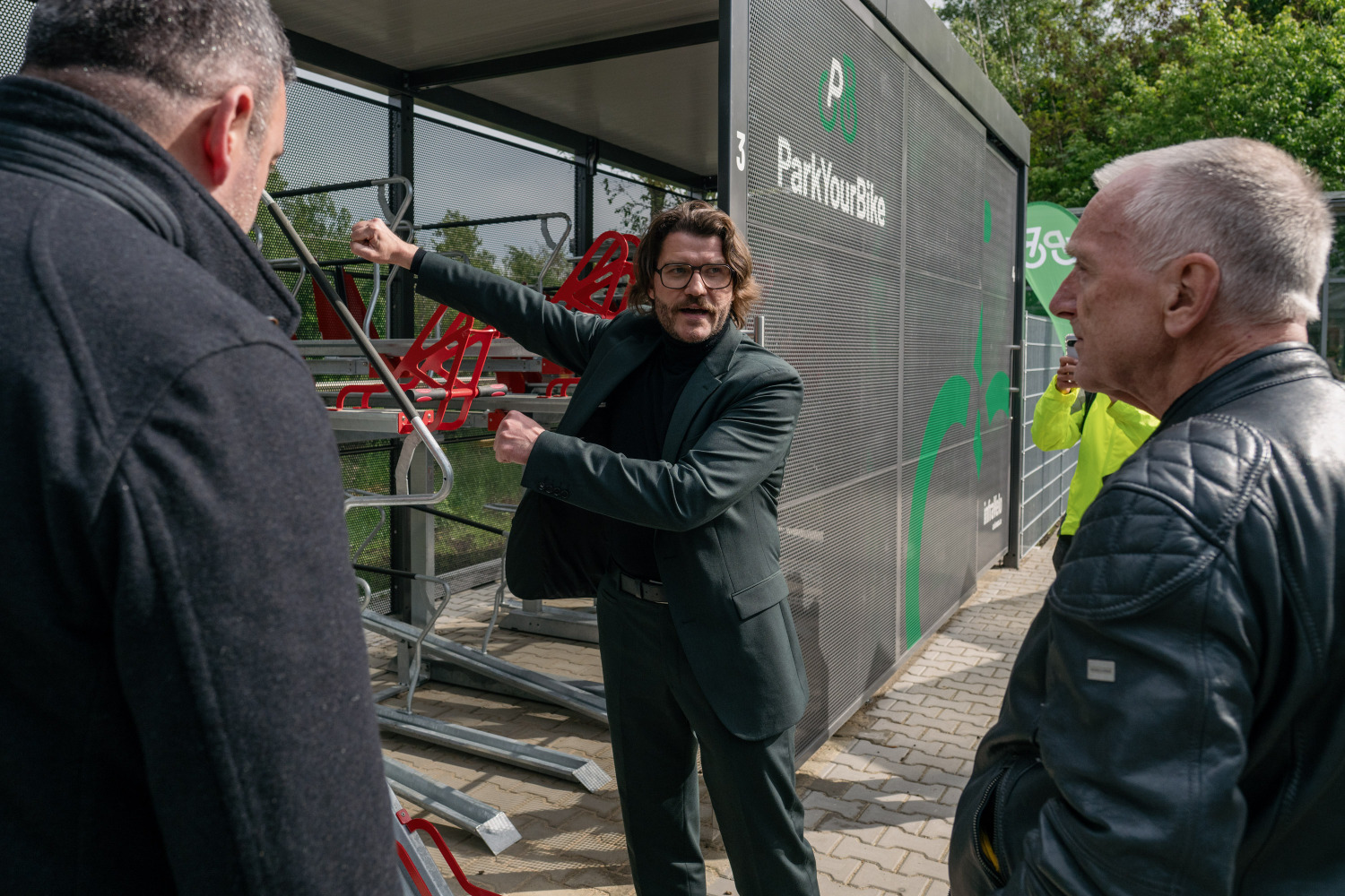 Bezirksstadtrat Urban Aykal und Michael Fugel, Geschäftsführer von infraVelo, bei der Eröffnung