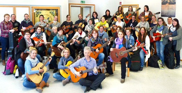 Udo Zilkens (vorne, Mitte) mit Teilnehmerinnen und Teilnehmer eines Gitarrenkurses