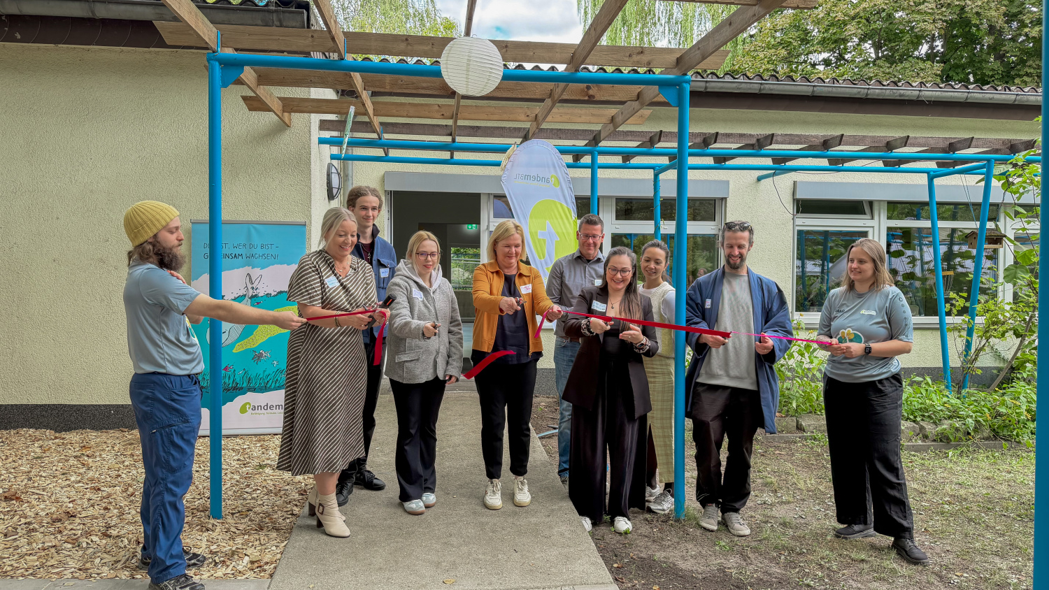 (v.l.n.r.) Ria Schneider (Geschäftsführerin tandem BTL), Carolina Böhm (Bezirksstadträtin für Jugend und Gesundheit) und weitere Projektbeteiligte