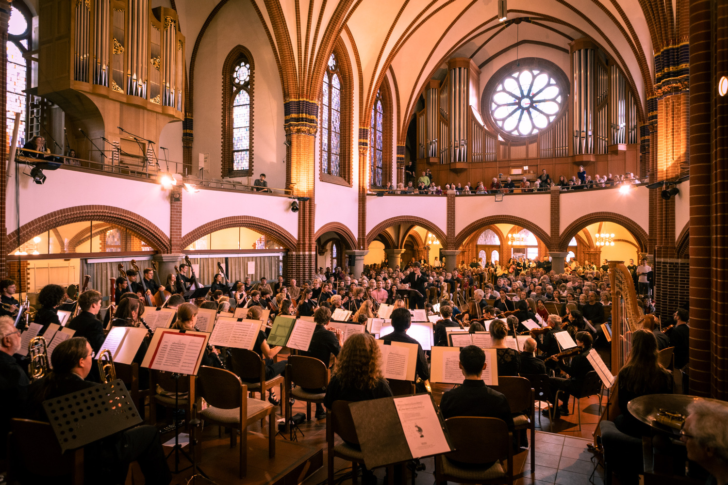 Das Orchester in der Pauluskirche mit dem Programm: „In 80 Jahre um die Welt“