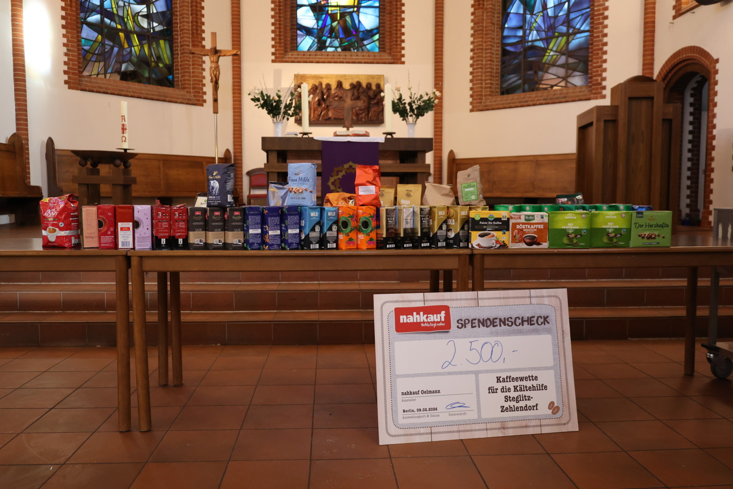 Kaffeewette_2026_Spendenübergabe Scheck und Kaffeepakete