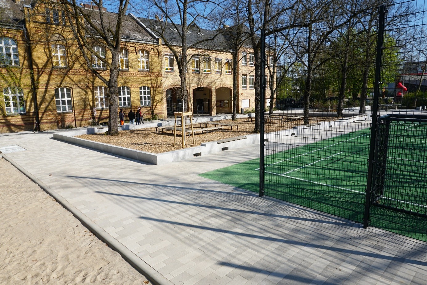 Kleinspielfeld und Grünes Klassenzimmer unter Linden