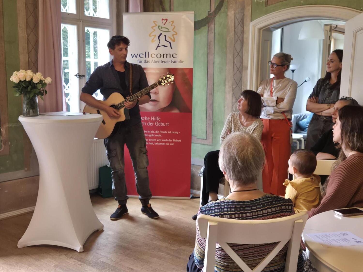 Kristoffer Baumann untermalt die Feier musikalisch und regt zum Nachdenken an.