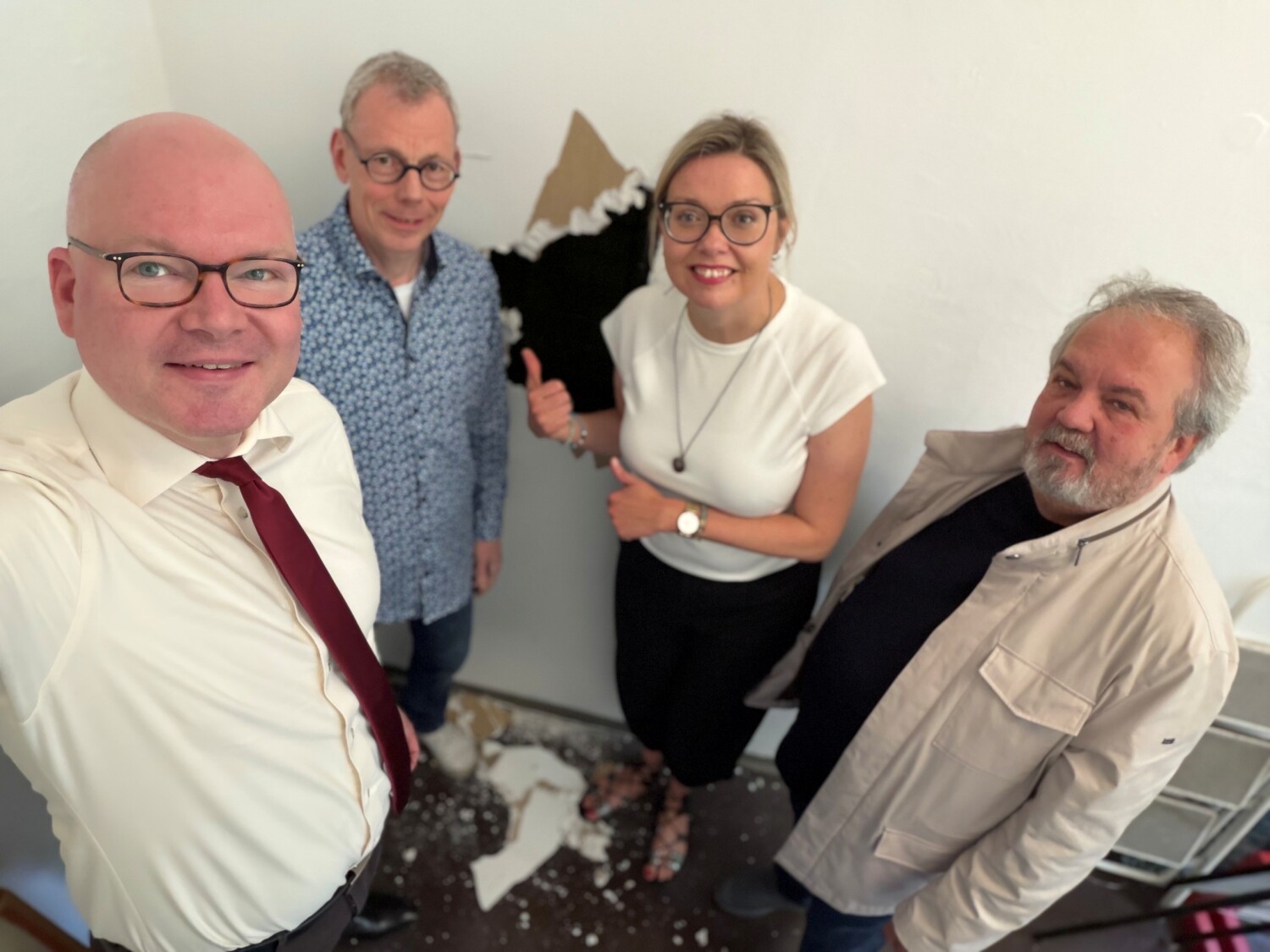 von links nach rechts: Bezirksstadtrat Tim Richter, Herr Andreas Ohrt (Leiter der Freizeitstätte Bürgertreffpunkt Bahnhof Lichterfelde West) , Frau Tautz, Herr Eichberger (Architekt)