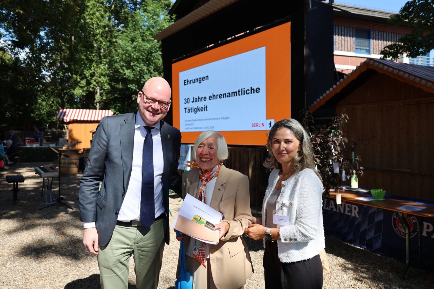 Bezirksstadtrat Tim Richter und die Amtsleiterin Frau Ayse Adam beim Sommer-Dankesfest