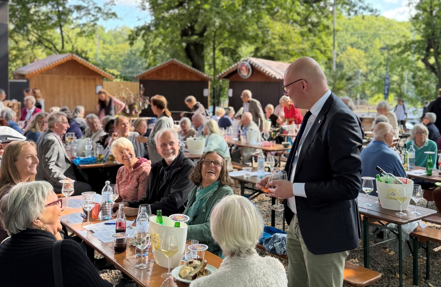 Bezirksstadtrat Tim Richter unterhält sich mit den Ehrenamtlichen