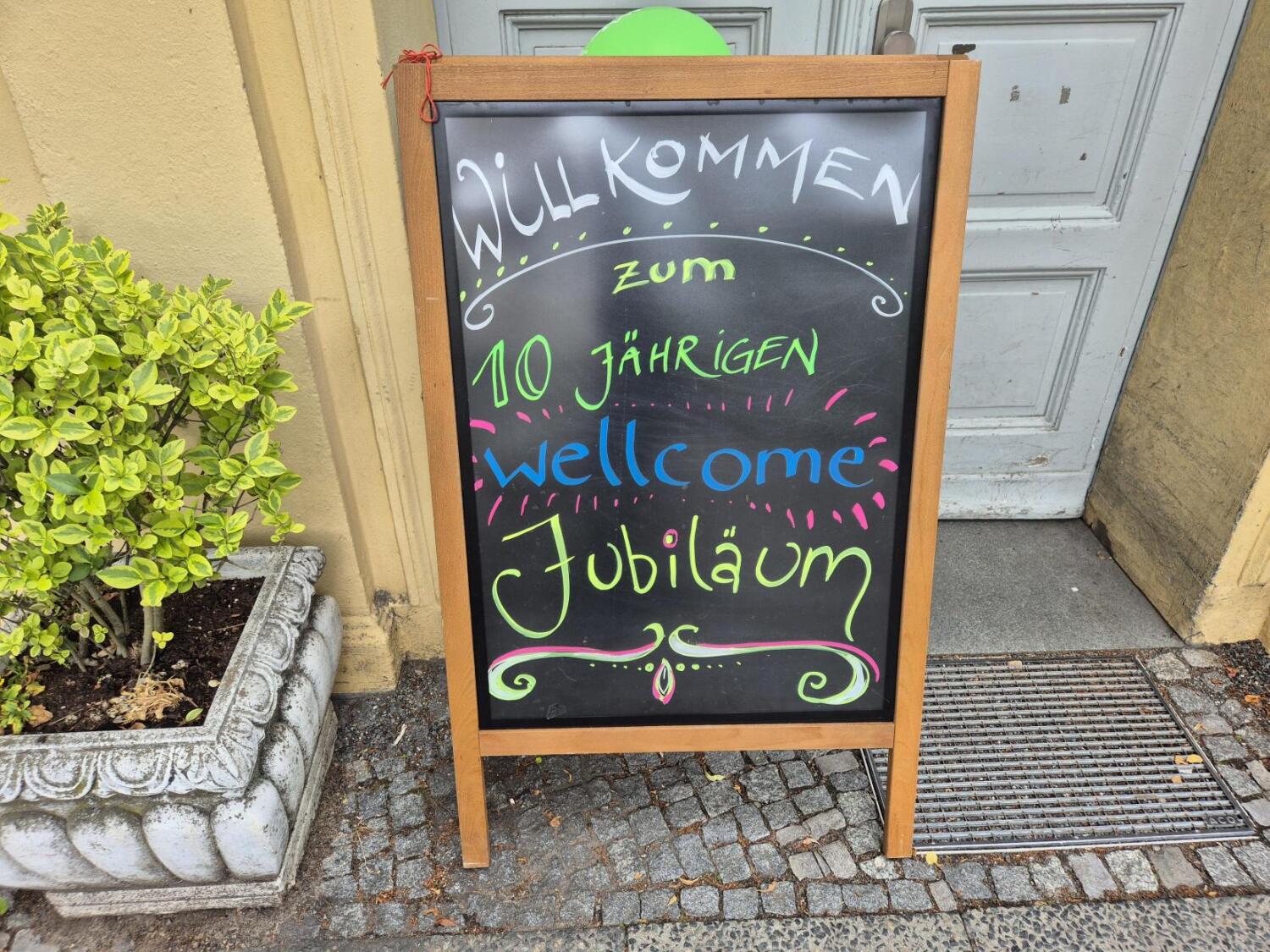 Eingangsschild zum Jubiläum des Projekts "wellcome"