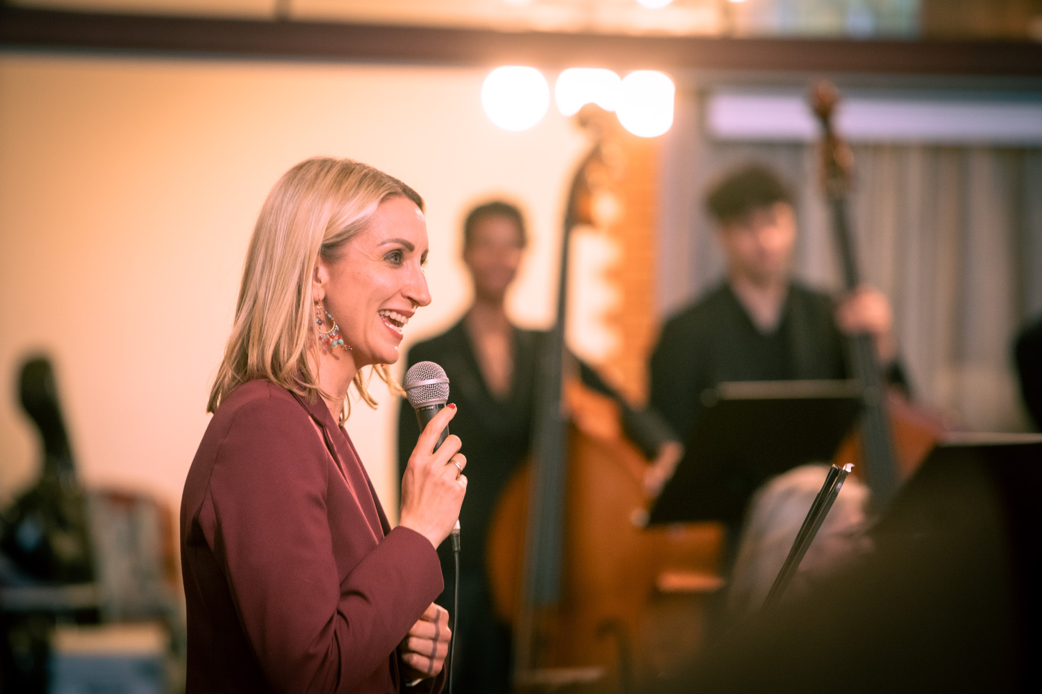 Bezirksstadträtin für Bildung, Kultur und Sport Frau Malgorzata Sijbrandij gratuliert der Musikschule