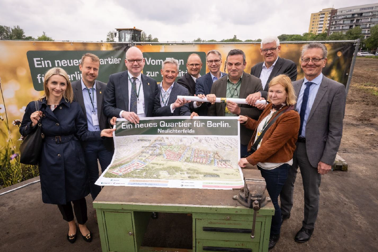 Symbolische Übergabe der Planrolle an die neuen Projektpartner degewo mit WÖHR + BAUER