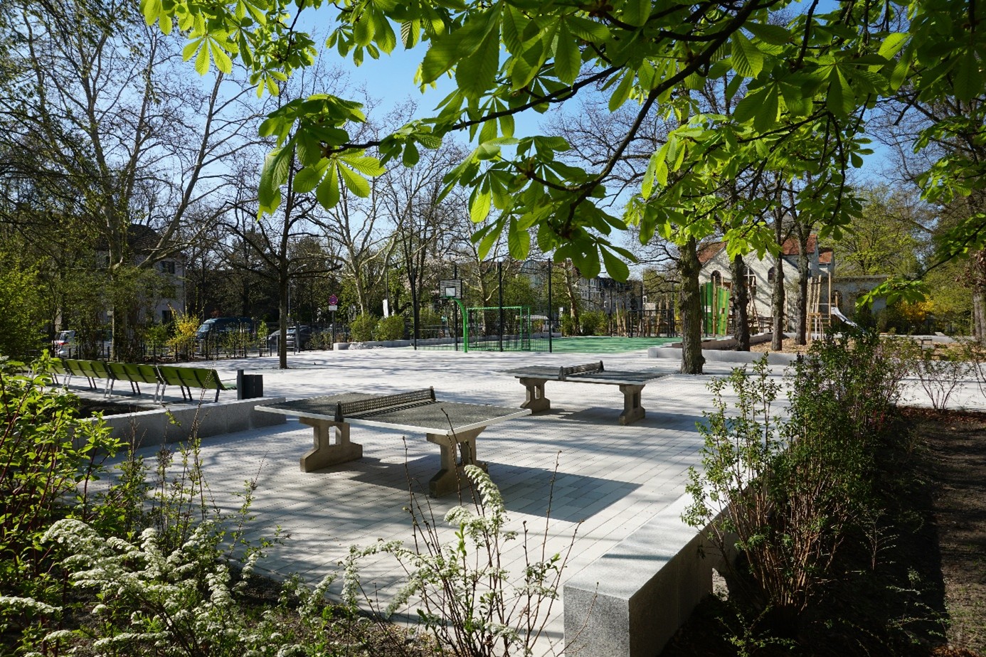 Tischtennis, Sitzmauern und -bänke